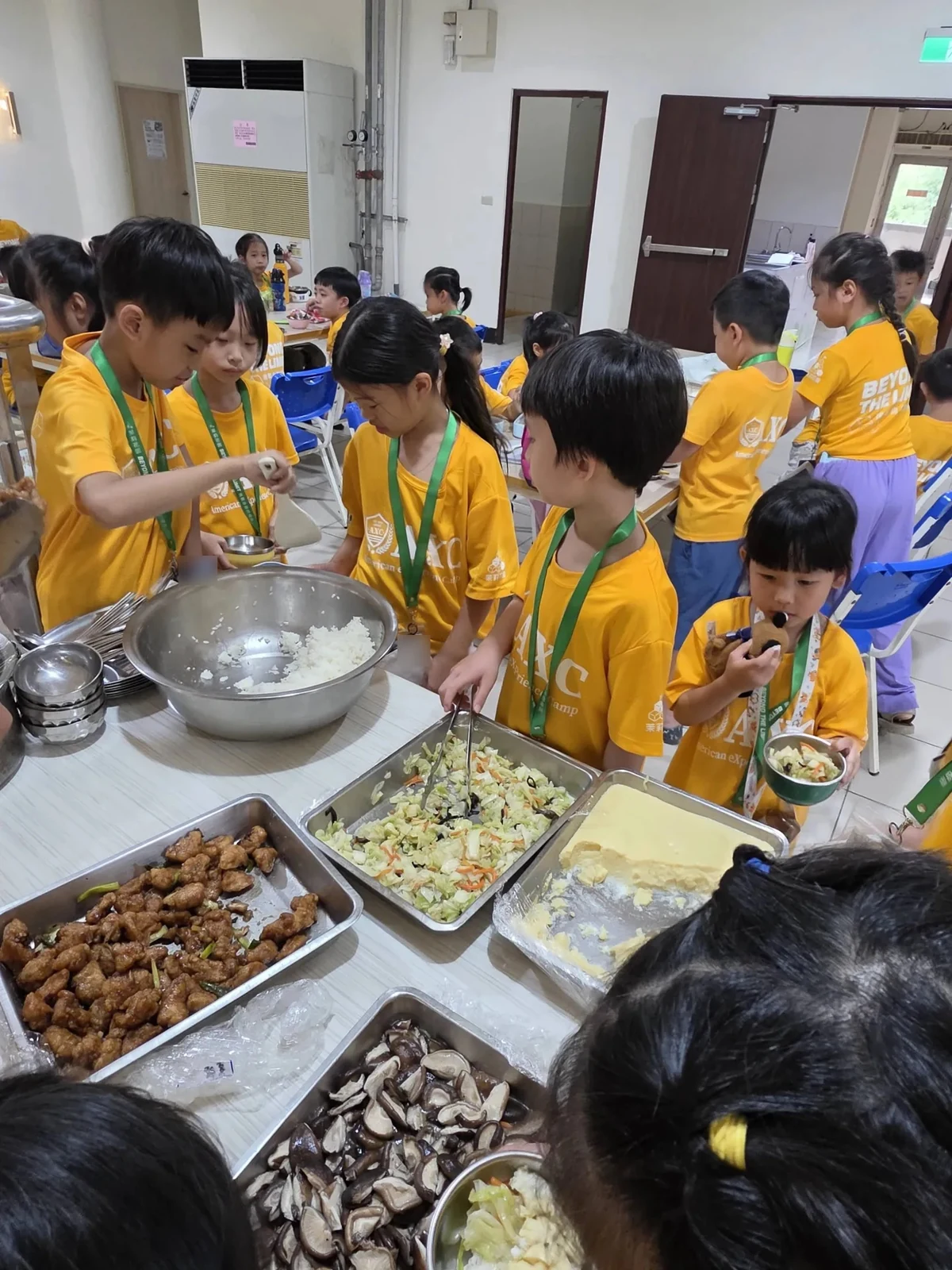自己盛飯，照顧用餐需要