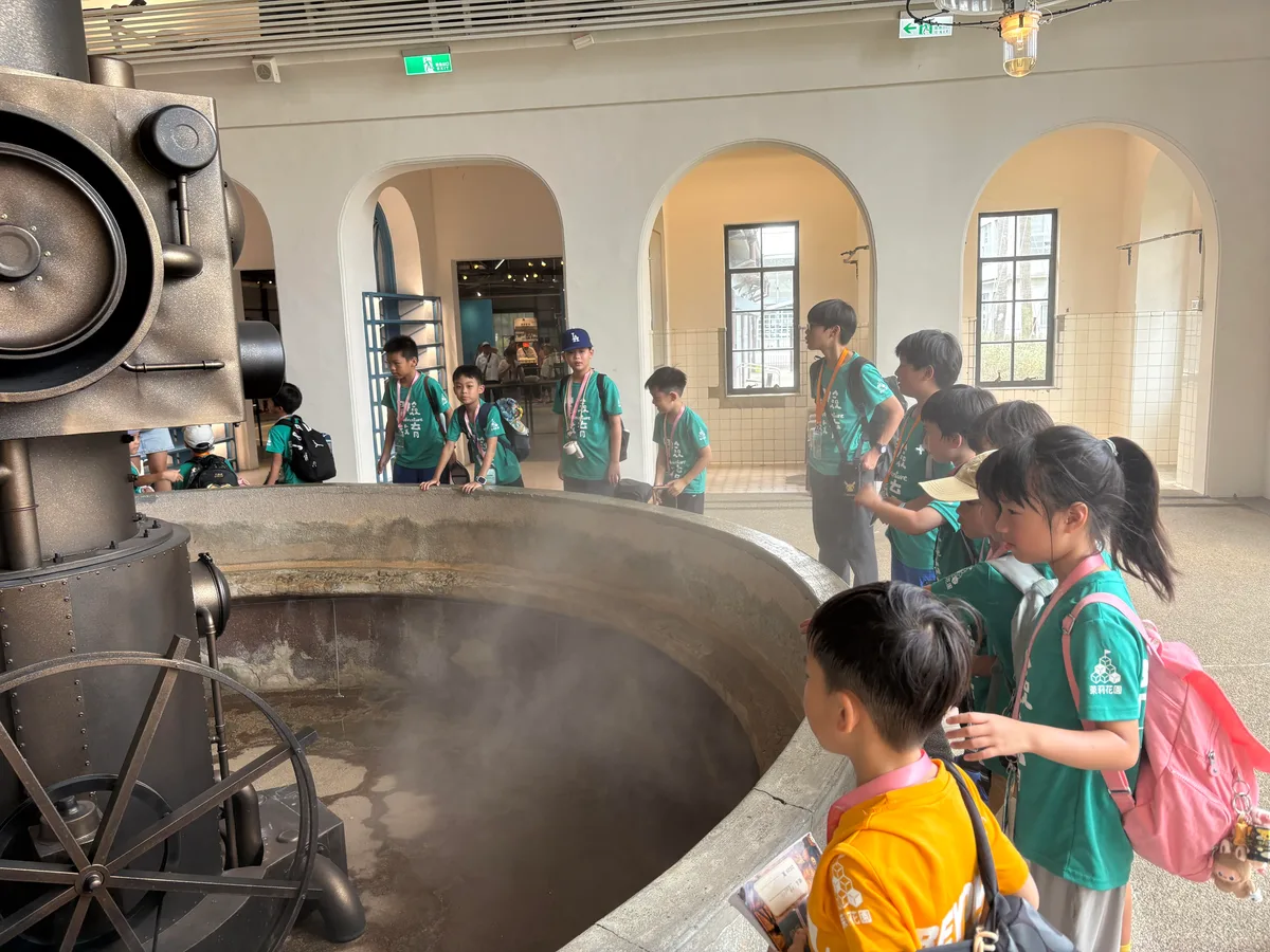 孩子在場館內圍著大型機械觀察