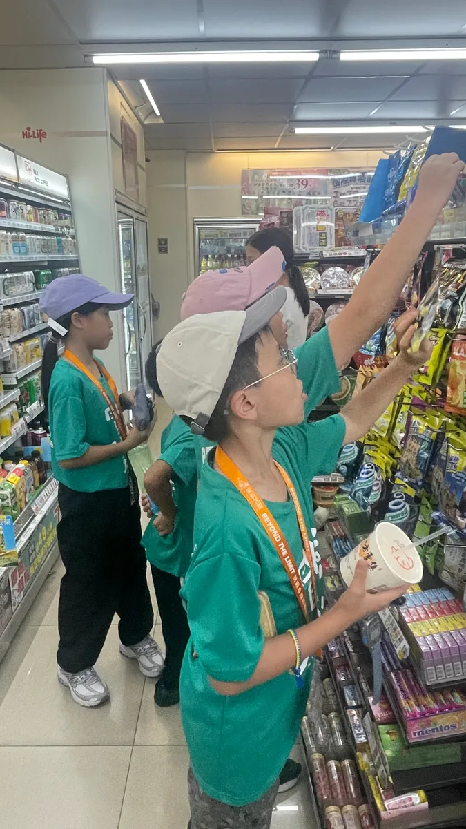孩子在商店貨架前查看商品