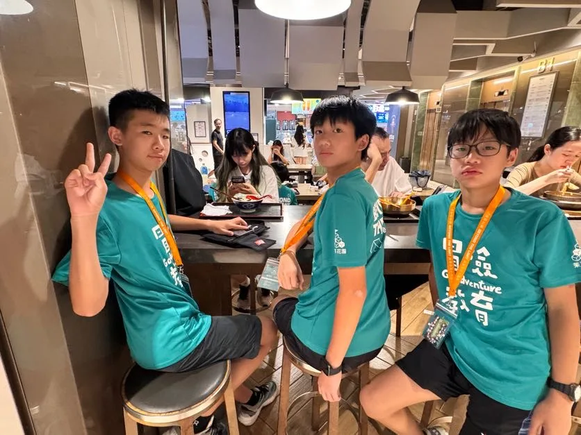 孩子與同伴坐在車廂裡，一起經歷旅程
