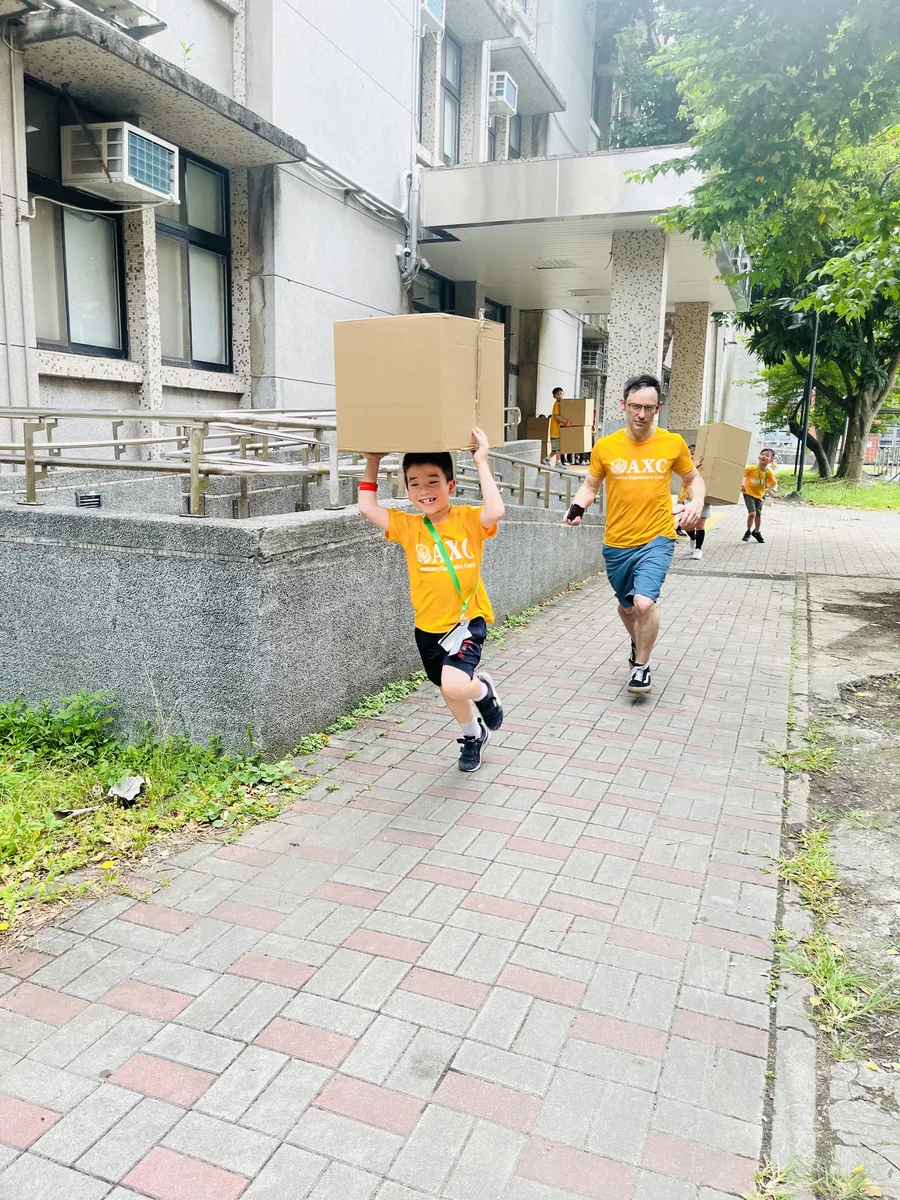 孩子沿著校園走道跑動