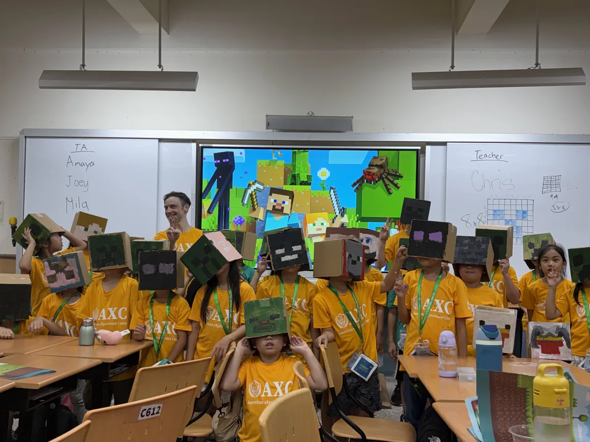 孩子與外師一起展示各自完成的 Minecraft 實體作品