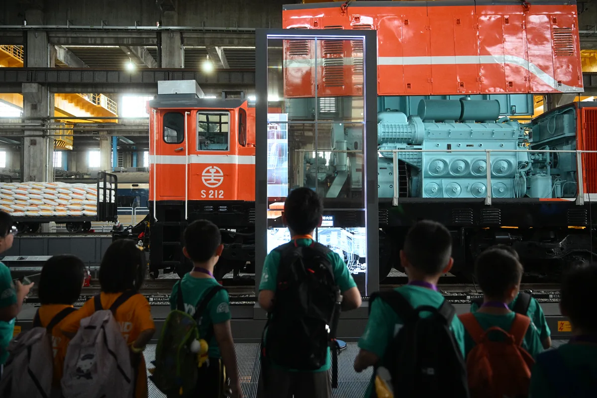 孩子背影看博物館內展示的台鐵柴電機車