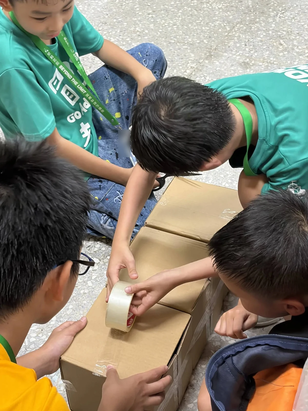壓住紙箱邊緣,合作固定接點
