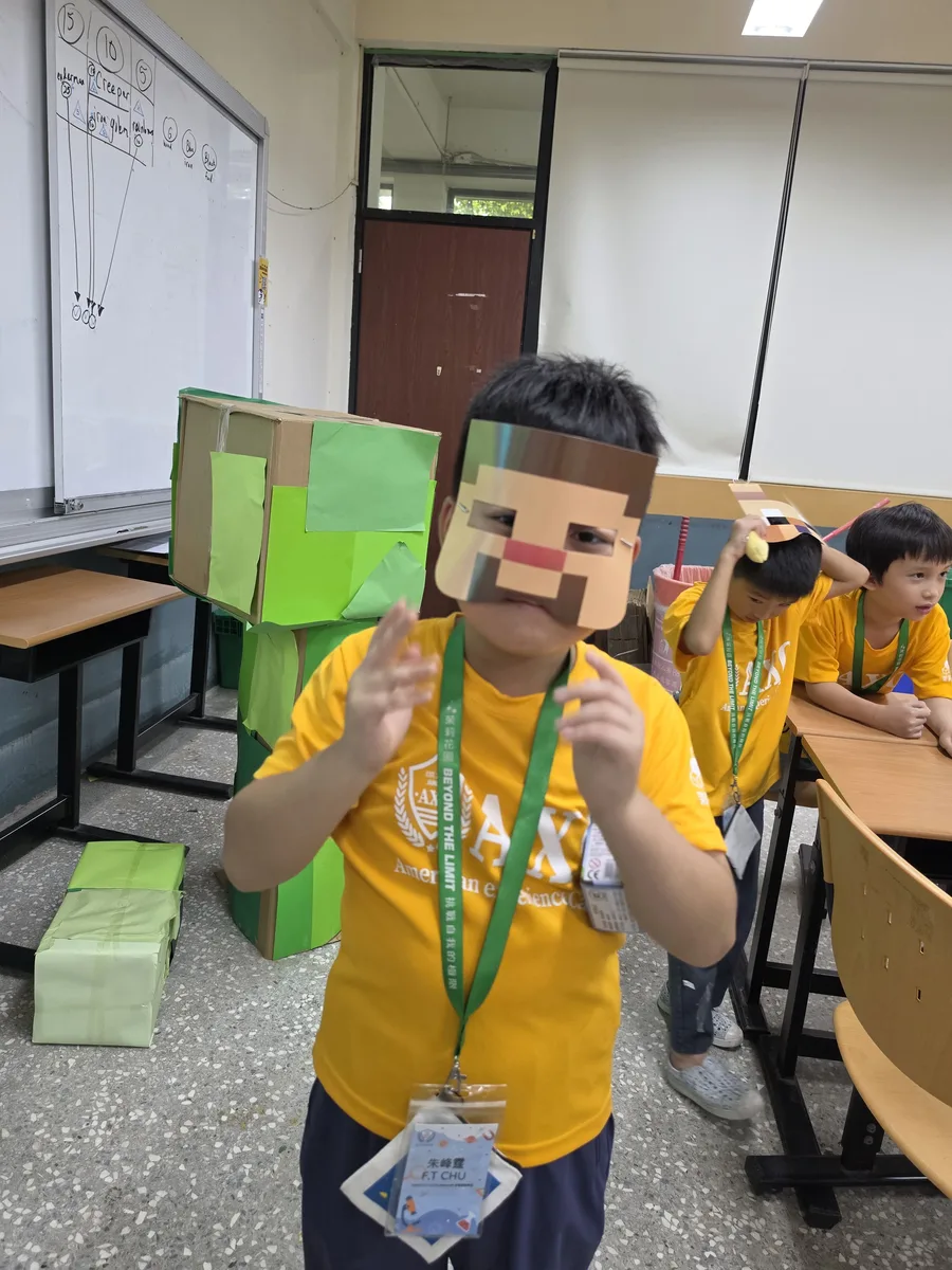 孩子手持 Steve 面具，後方立著紙箱 Creeper