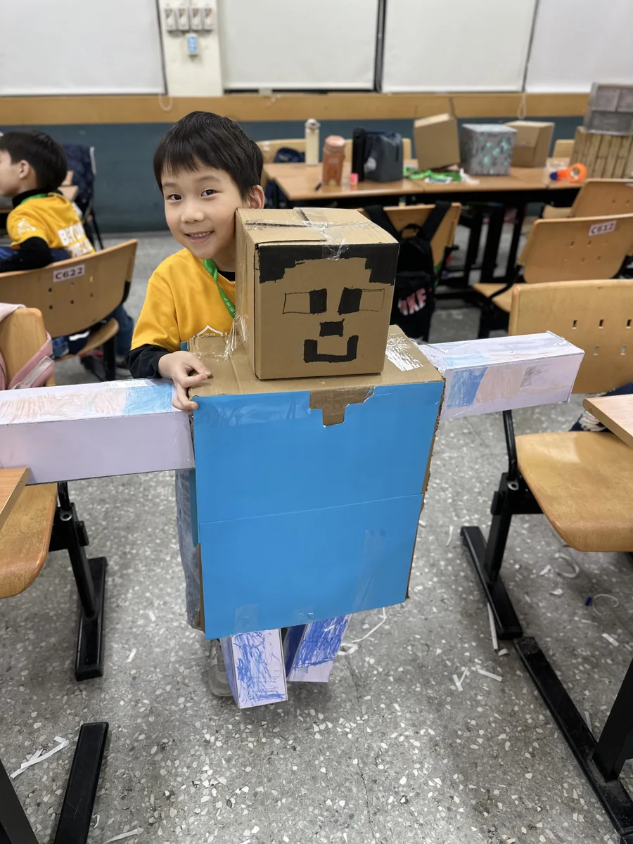 孩子扶著張開雙臂的立體紙箱角色