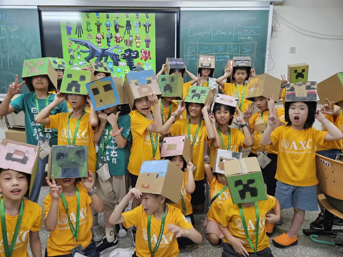 孩子戴著紙箱做的 Minecraft 角色頭套，手拿像素道具合影